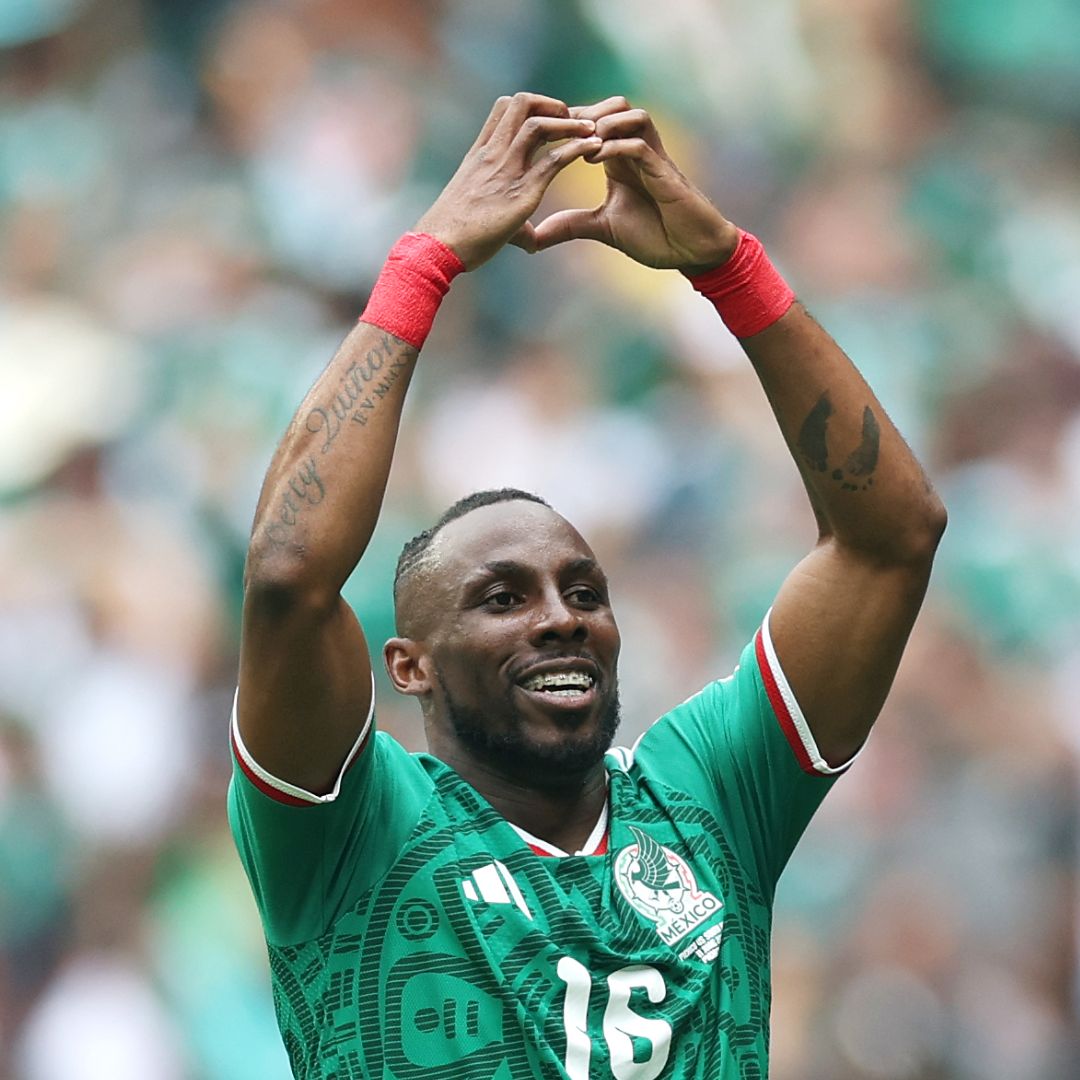Julián Quiñones durante un partido de la Selección Mexicana